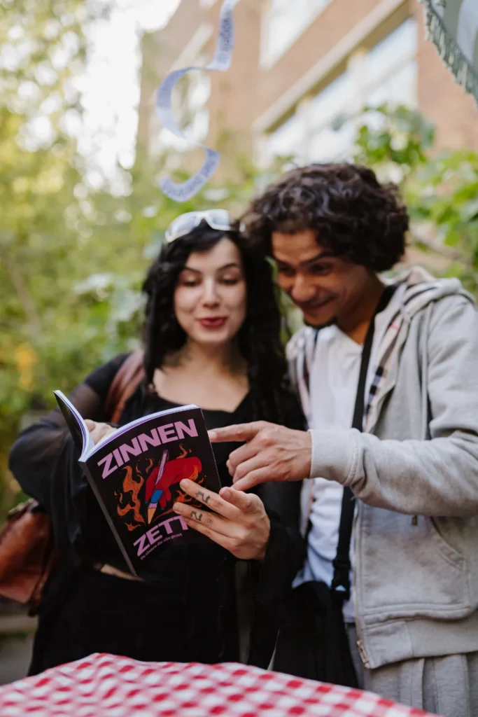 Mensen bladeren door Zinnen Zetten boekje